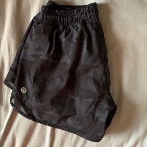Lululemon black camo hotty hot 4” shorts